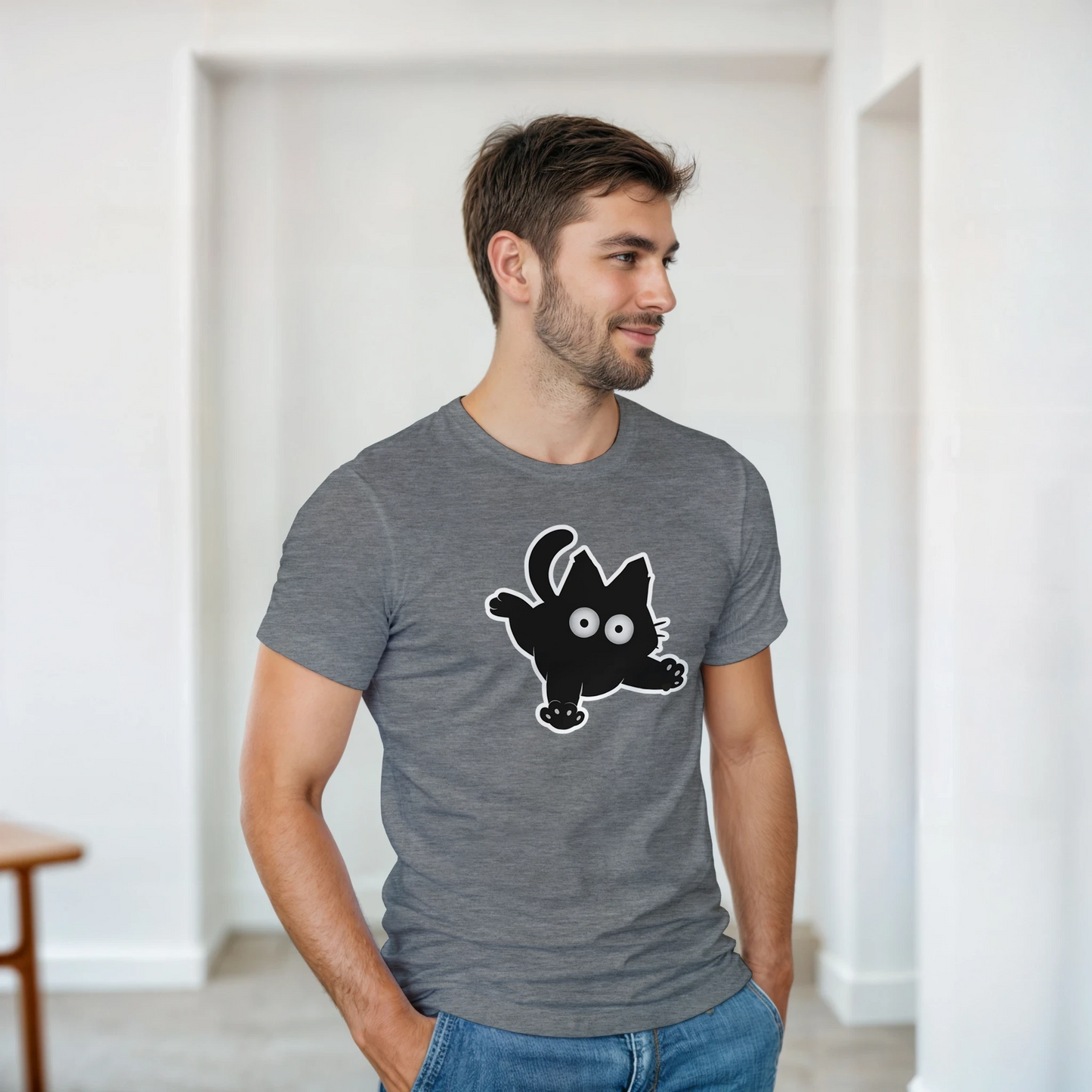 Modelo luciendo camiseta anime Capsule Cat de estilo retro japonés – FandomFit