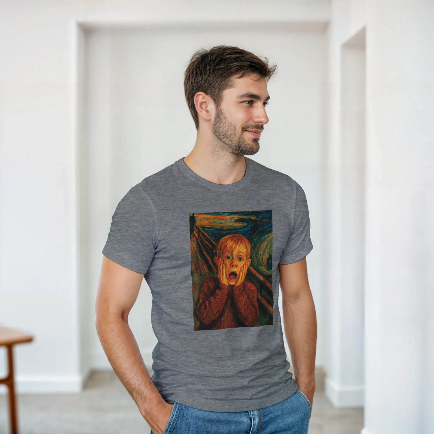 Modelo luciendo camiseta friki El Grito de Kevin con estética de arte y humor – FandomFit