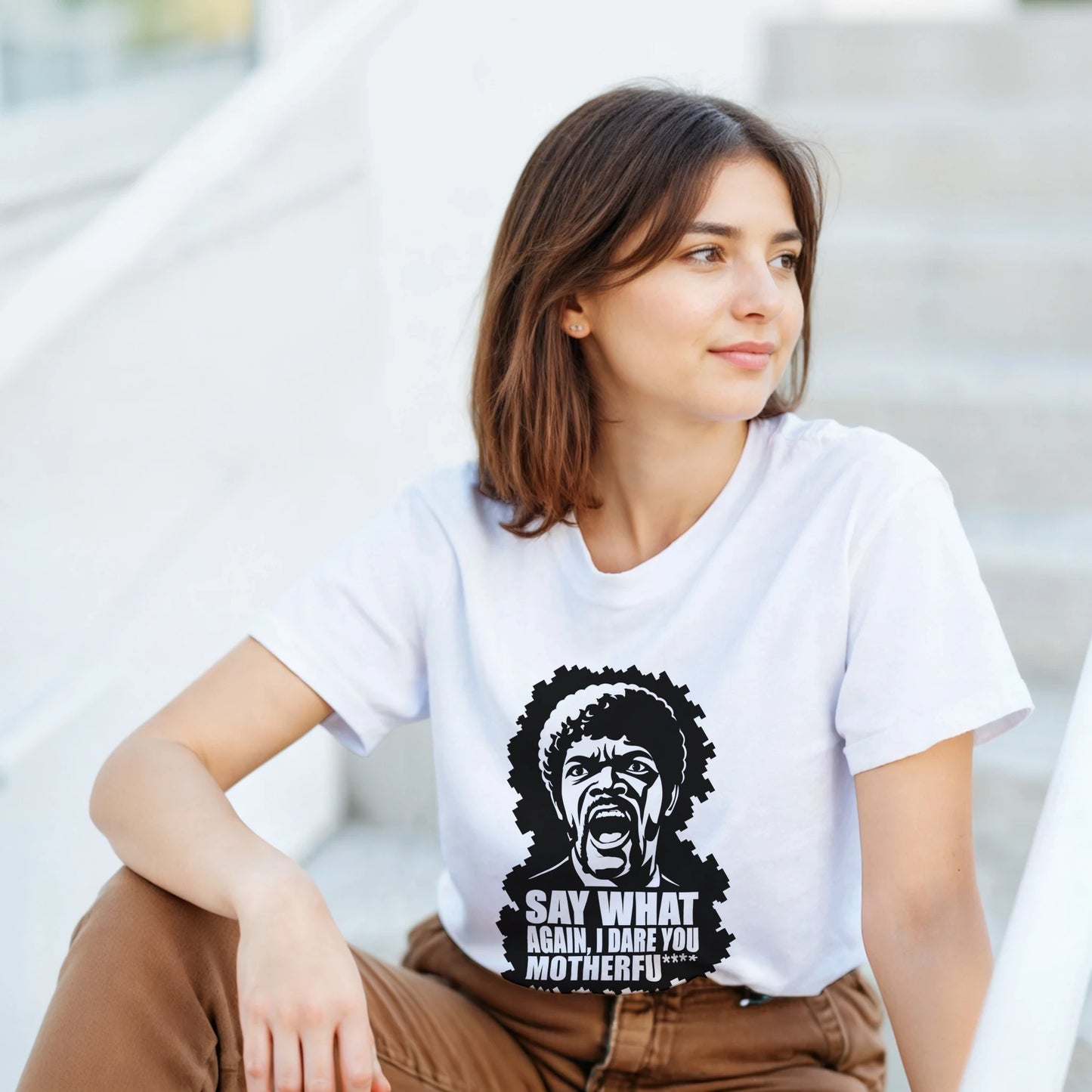 Modelo luciendo camiseta Say WHAT?! color blanco inspirada en cultura pop – FandomFit