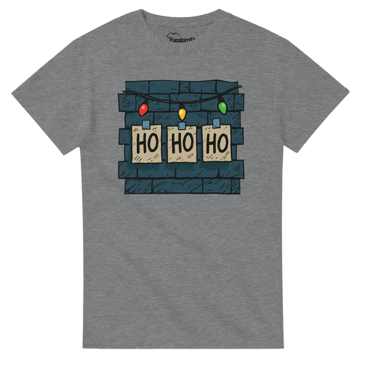 Mockup camiseta navideña friki con mensaje HO HO HO iluminado sobre muro.