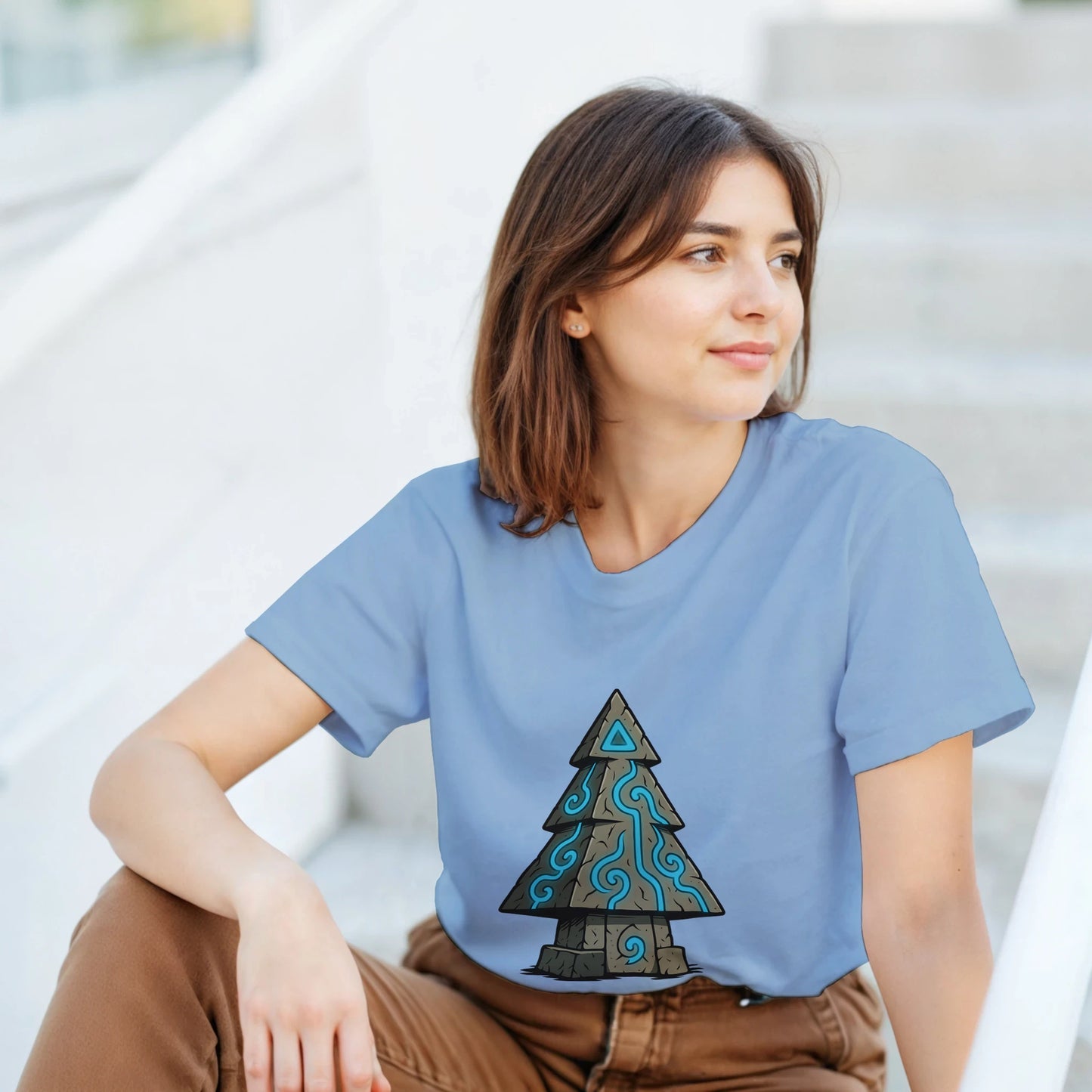 Modelo mujer en vista tres cuartos mostrando camiseta Árbol de Runas Ancestrales, navidad friki de estilo arcano