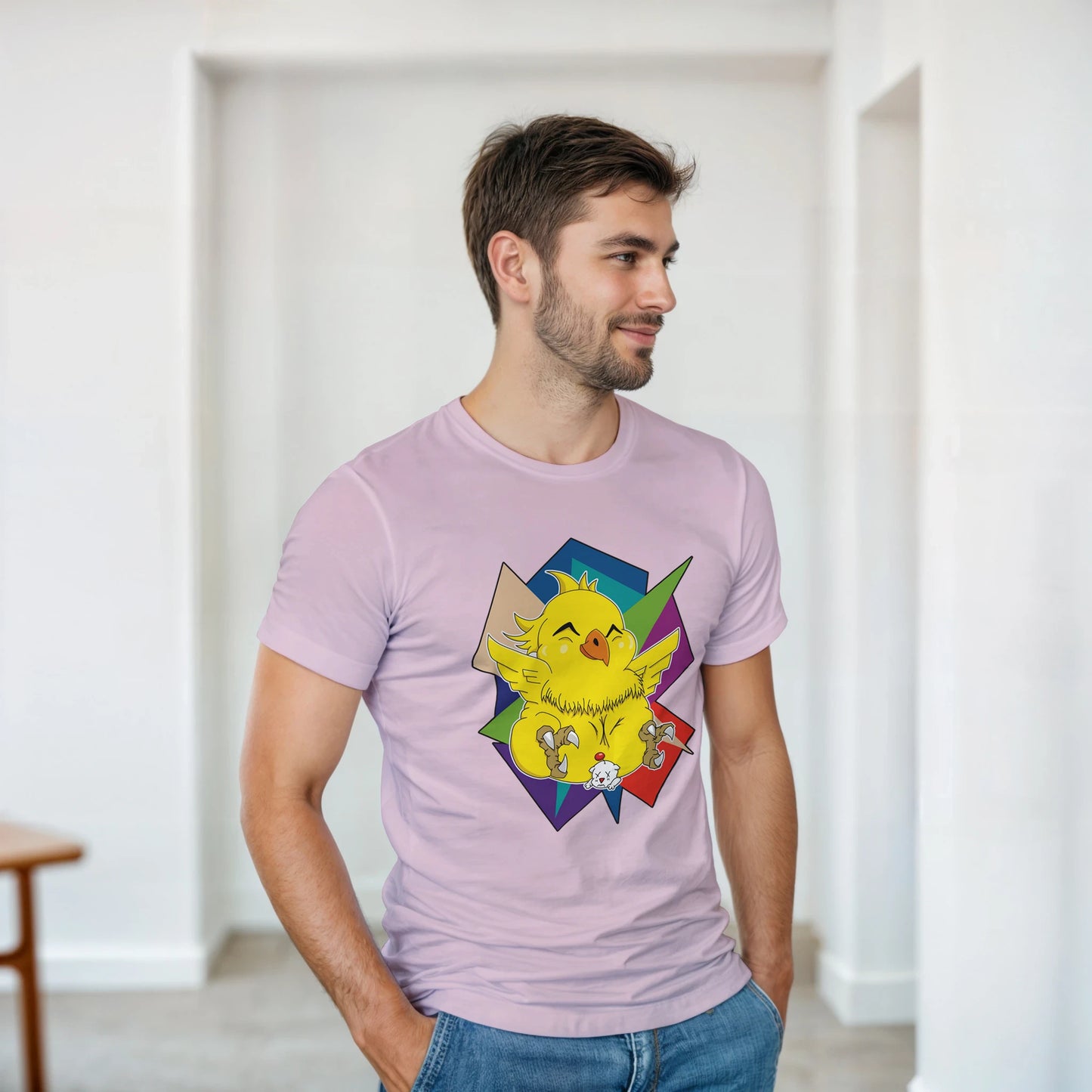 Modelo luciendo camiseta videojuegos Primer Aliado con diseño chibi – FandomFit