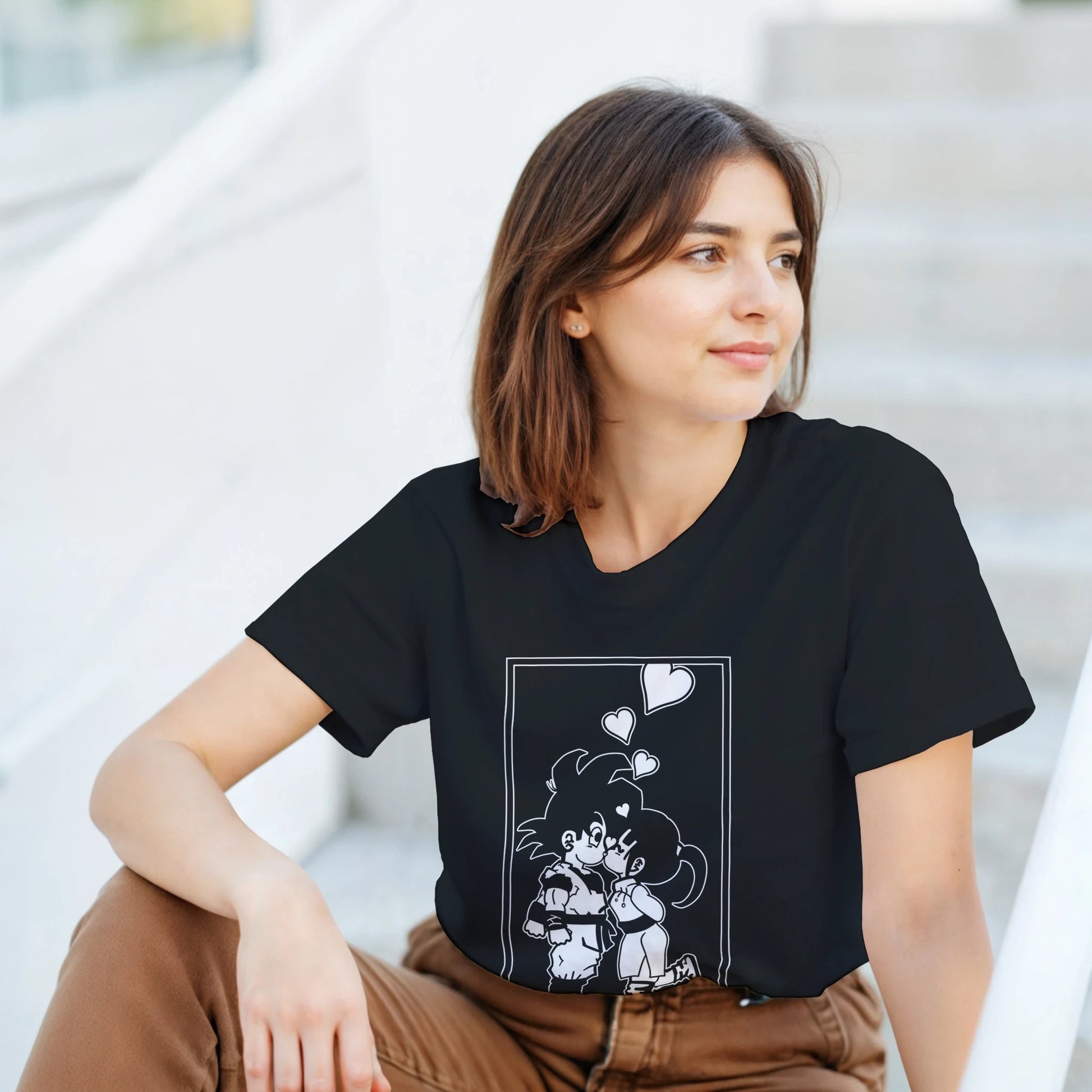 Modelo luciendo camiseta anime Beso Chibi Shōnen con estilo retro japonés – FandomFit