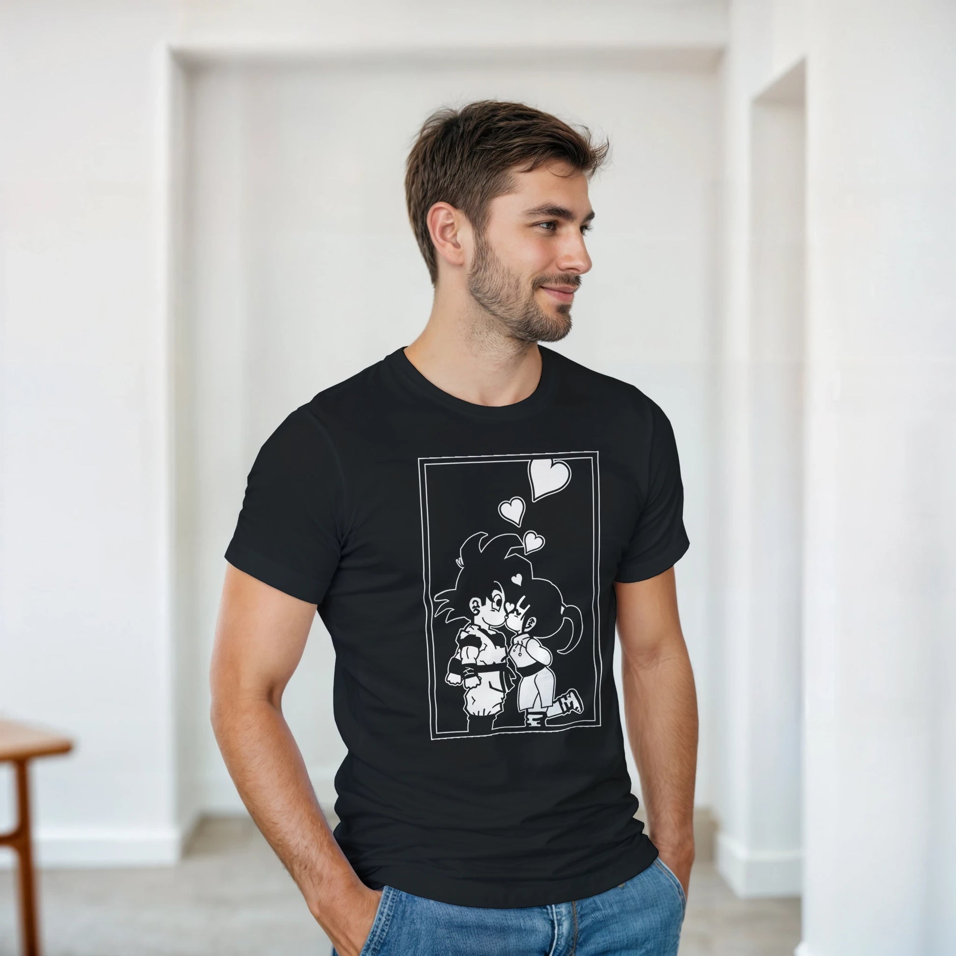 Camiseta anime Beso Chibi Shōnen B/N con diseño romántico y modelo casual – FandomFit