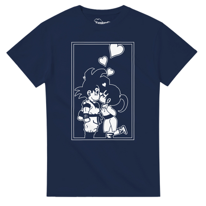 Camiseta anime Beso Chibi Shōnen en blanco y negro con diseño minimalista – FandomFit