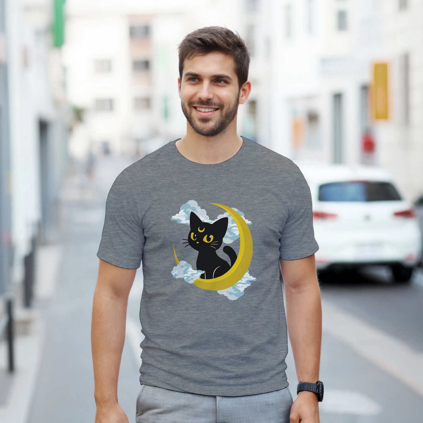 Foto lifestyle con camiseta anime lunar.