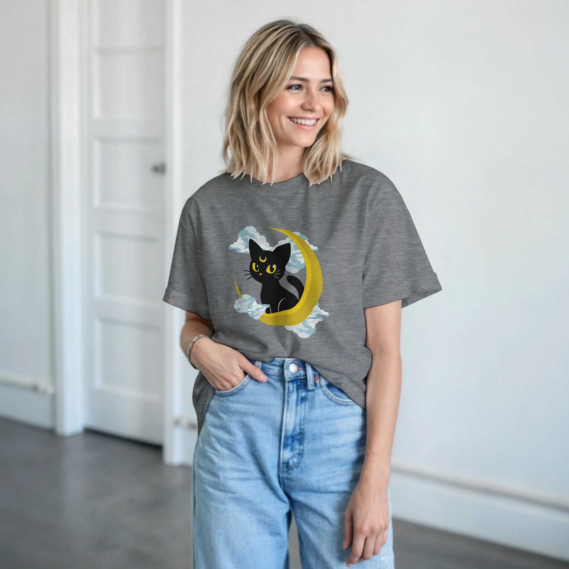 Modelo mostrando detalle del gato guardián lunar.