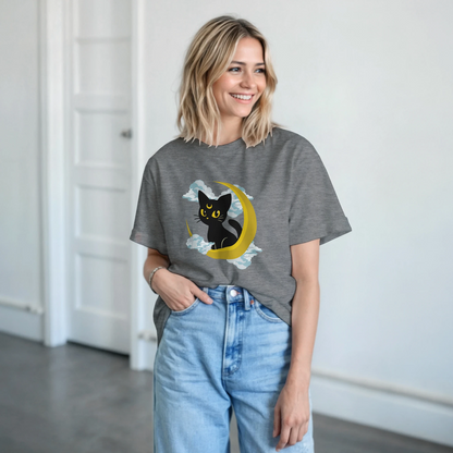 Modelo mostrando detalle del gato guardián lunar.