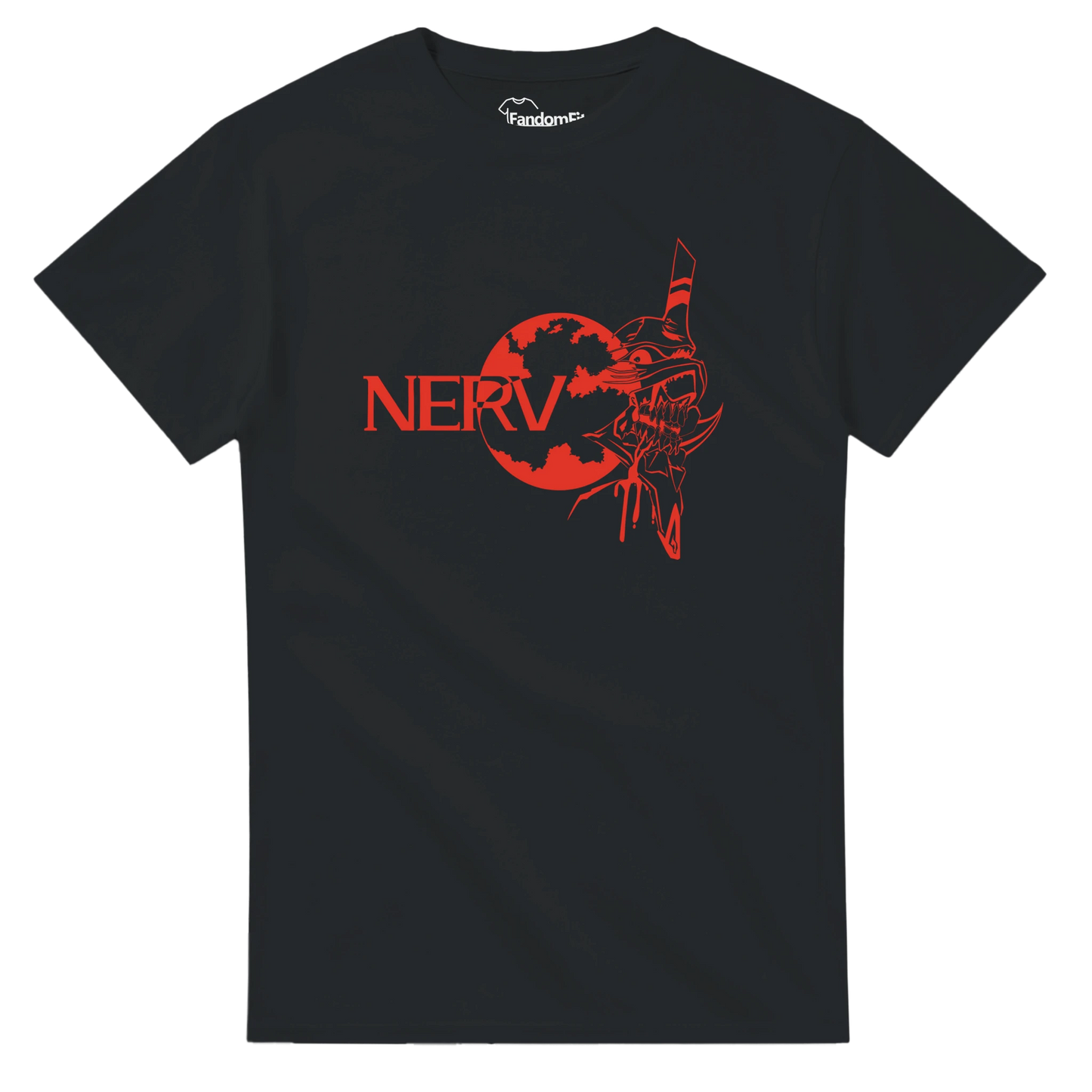 Detalle del diseño mecha agresivo en camiseta negra.