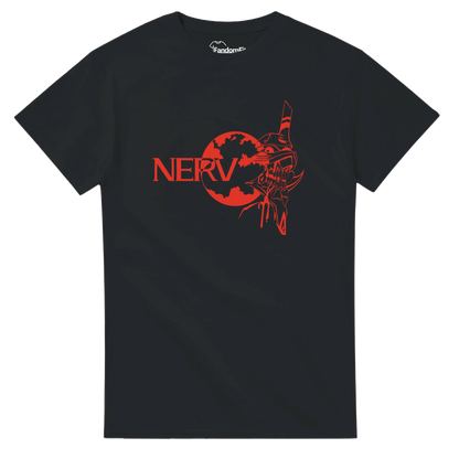 Detalle del diseño mecha agresivo en camiseta negra.