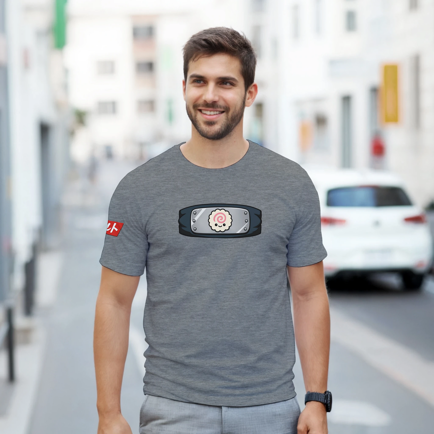 Camiseta anime con ilustración kawaii en look streetwear.