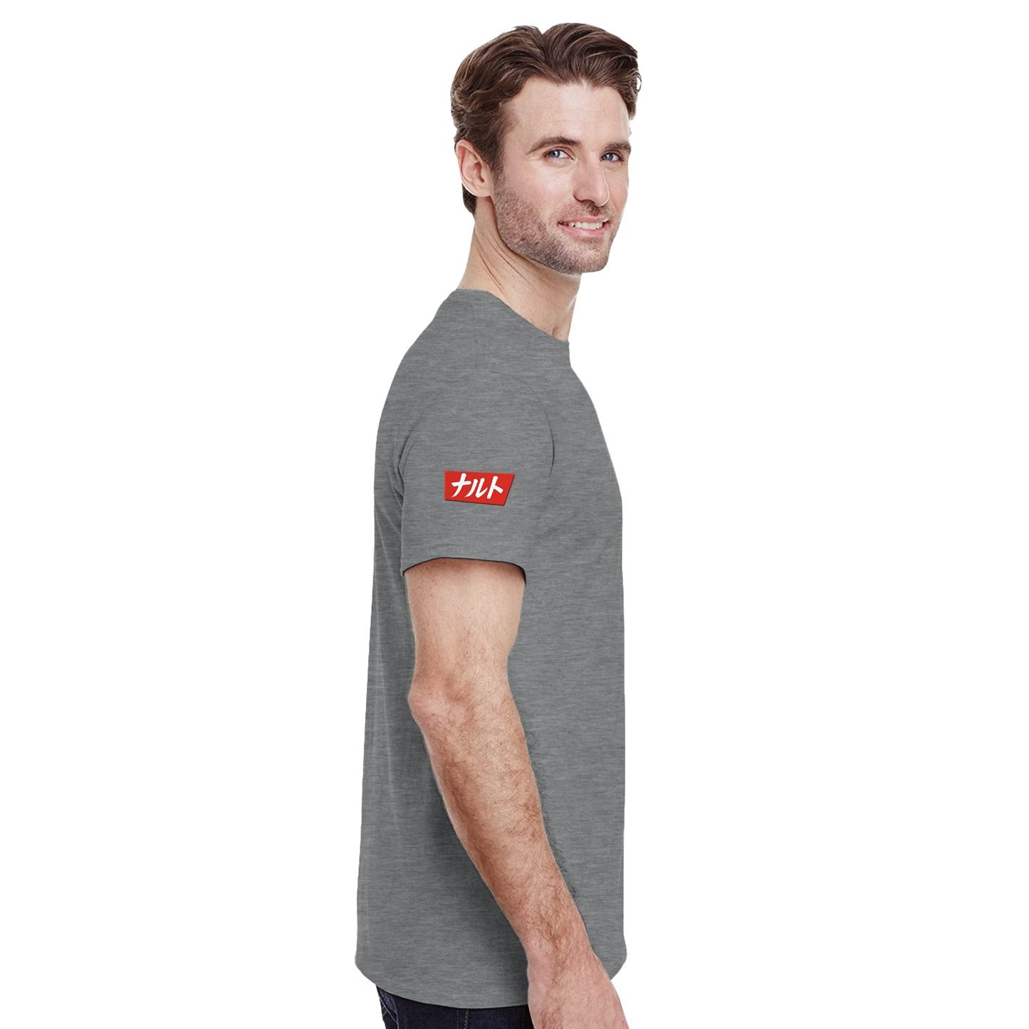 Plano medio con camiseta de narutomaki kawaii estilo anime.