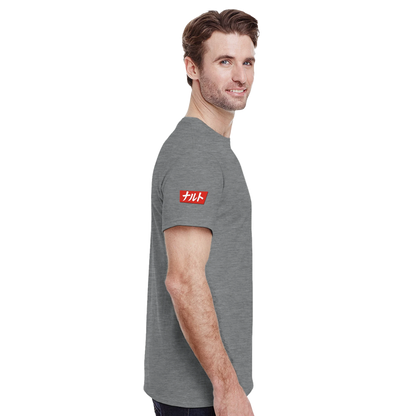 Plano medio con camiseta de narutomaki kawaii estilo anime.