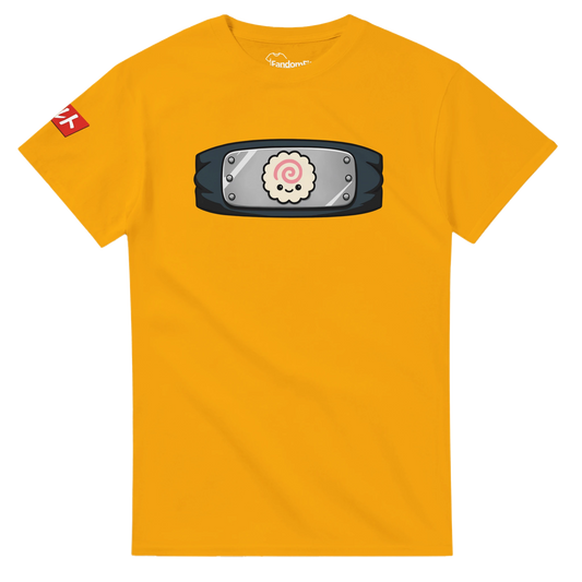Vista frontal de camiseta anime con narutomaki sonriente y headband ninja.