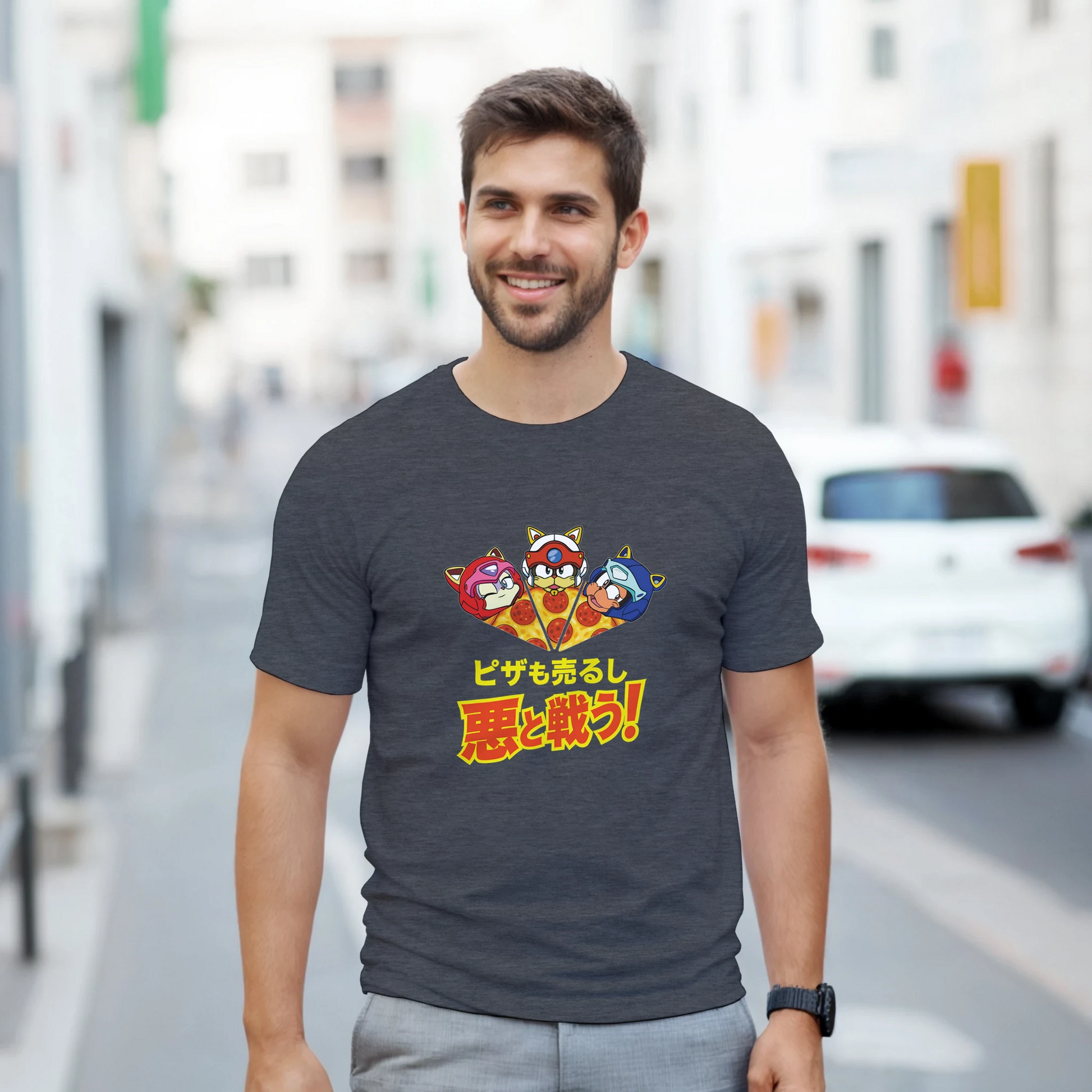 Modelo de pie luciendo camiseta anime con pizza y gatos.