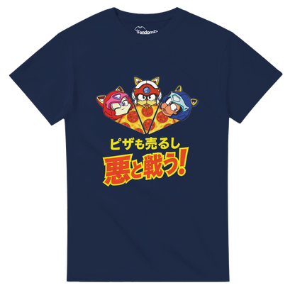 Presentación de camiseta friki con ilustración de gatos y pizza.