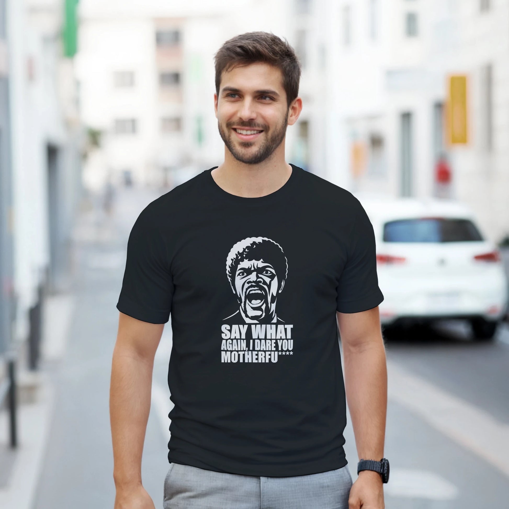 Modelo luciendo camiseta Say WHAT?! color negro inspirada en cultura pop – FandomFit