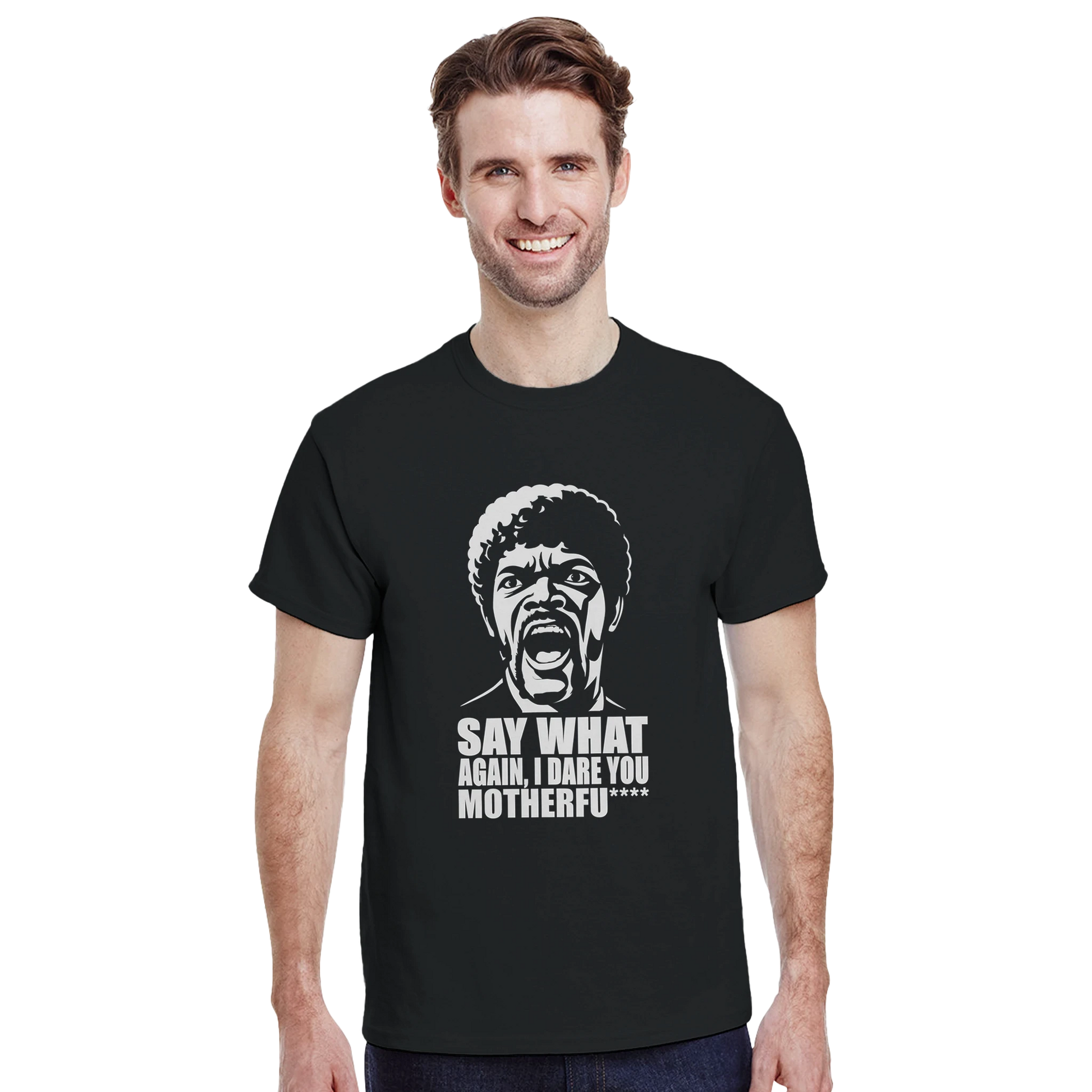 Camiseta negra Say WHAT?! con frase icónica de estilo pulp, modelo casual – FandomFit