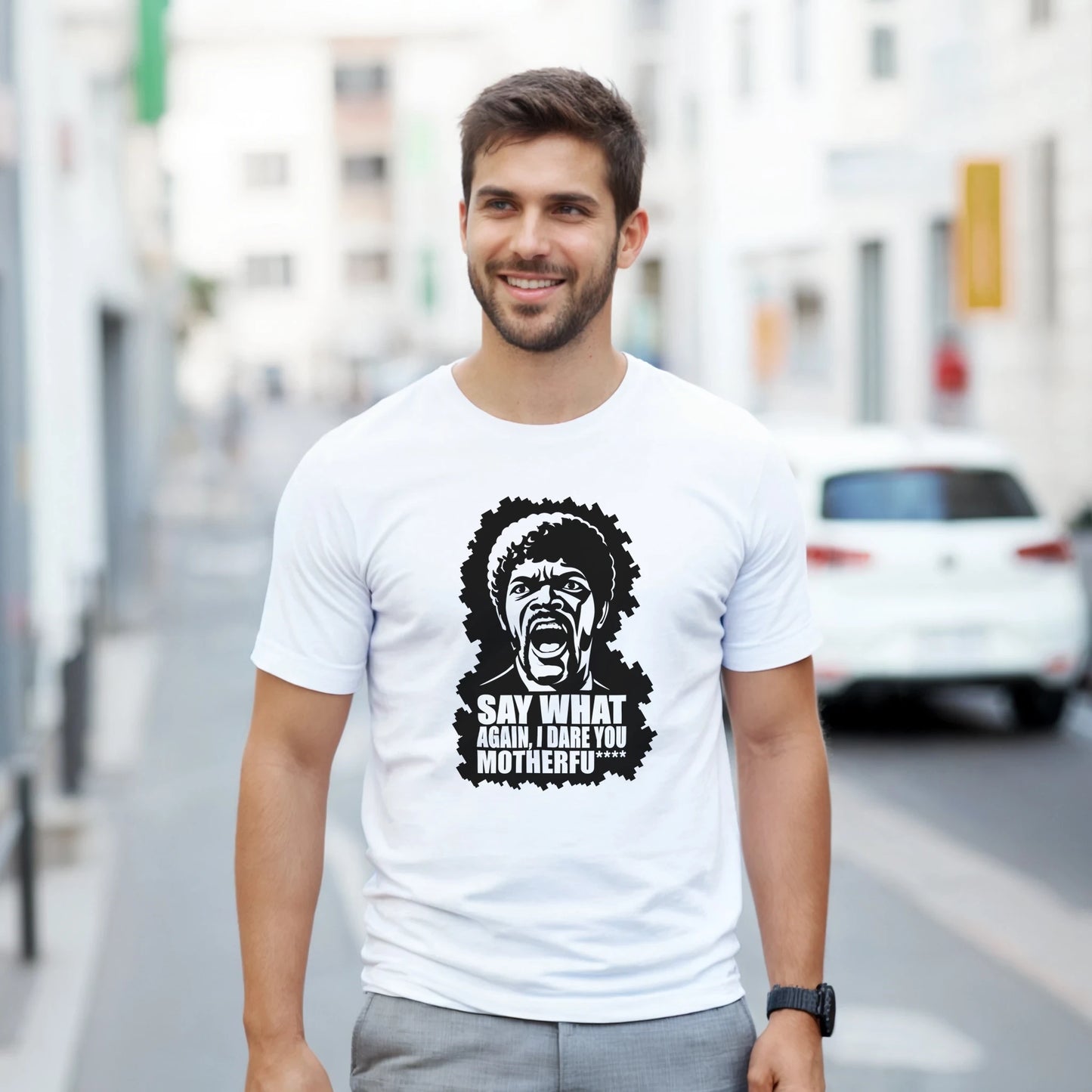 Modelo vistiendo camiseta Say WHAT?! color blanco de estilo pulp – FandomFit