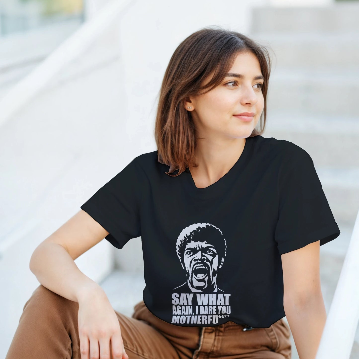 Modelo vistiendo camiseta Say WHAT?! color negro de estilo pulp – FandomFit