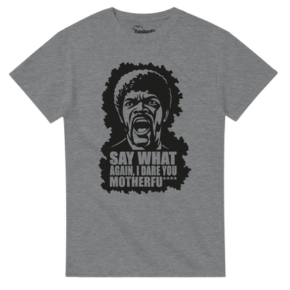 Camiseta Say WHAT?! con estética retro y tipografía bold de inspiración cinematográfica – FandomFit