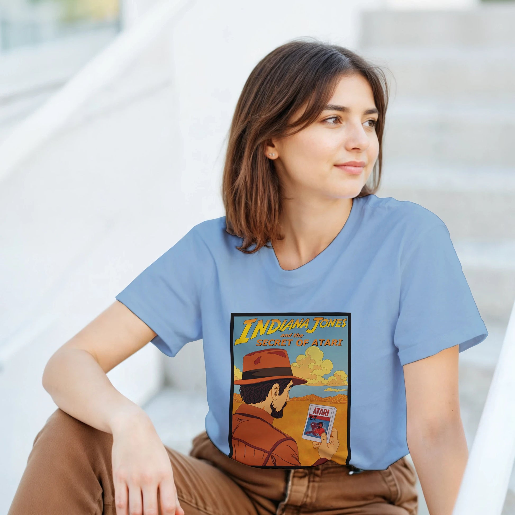 Modelo luciendo camiseta Secret of the Lost Cart con diseño de aventura retro – FandomFit