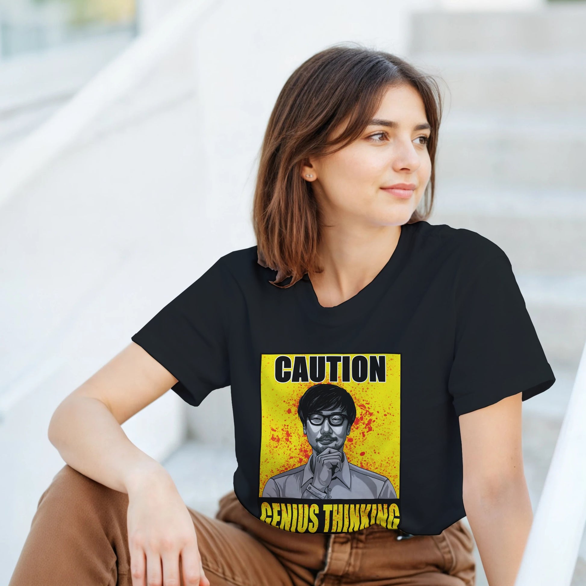 Look casual con camiseta friki Caution Genius Thinking inspirada en videojuegos – FandomFit