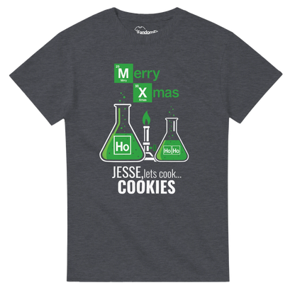 Mockup frontal de la camiseta friki navideña Let’s Cook Cookies con diseño químico verde.