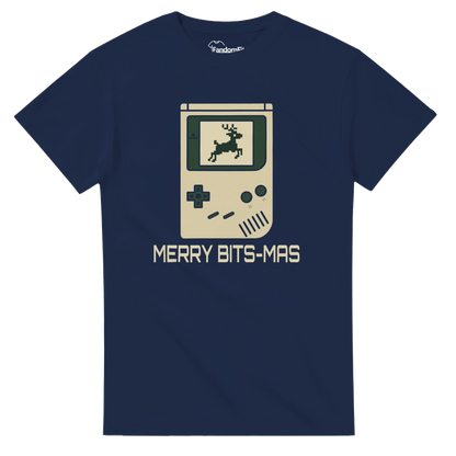 Camiseta friki navideña Merry Bits-Mas con diseño retro gamer en 8-bits vista frontal.