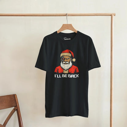 Camiseta Santa Cyborg “I’ll Be Back” colgada en percha, estilo urbano