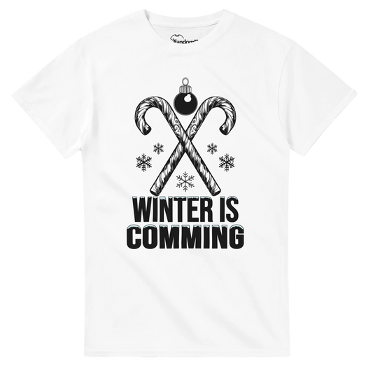Camiseta friki navideña Winter Is Coming con bastones cruzados y copos – vista principal