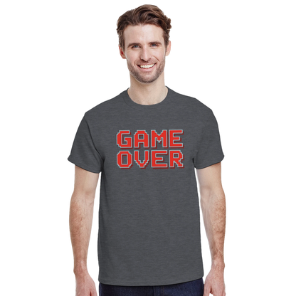 Outfit con camiseta retro Game Over y diseño arcade vintage – FandomFit