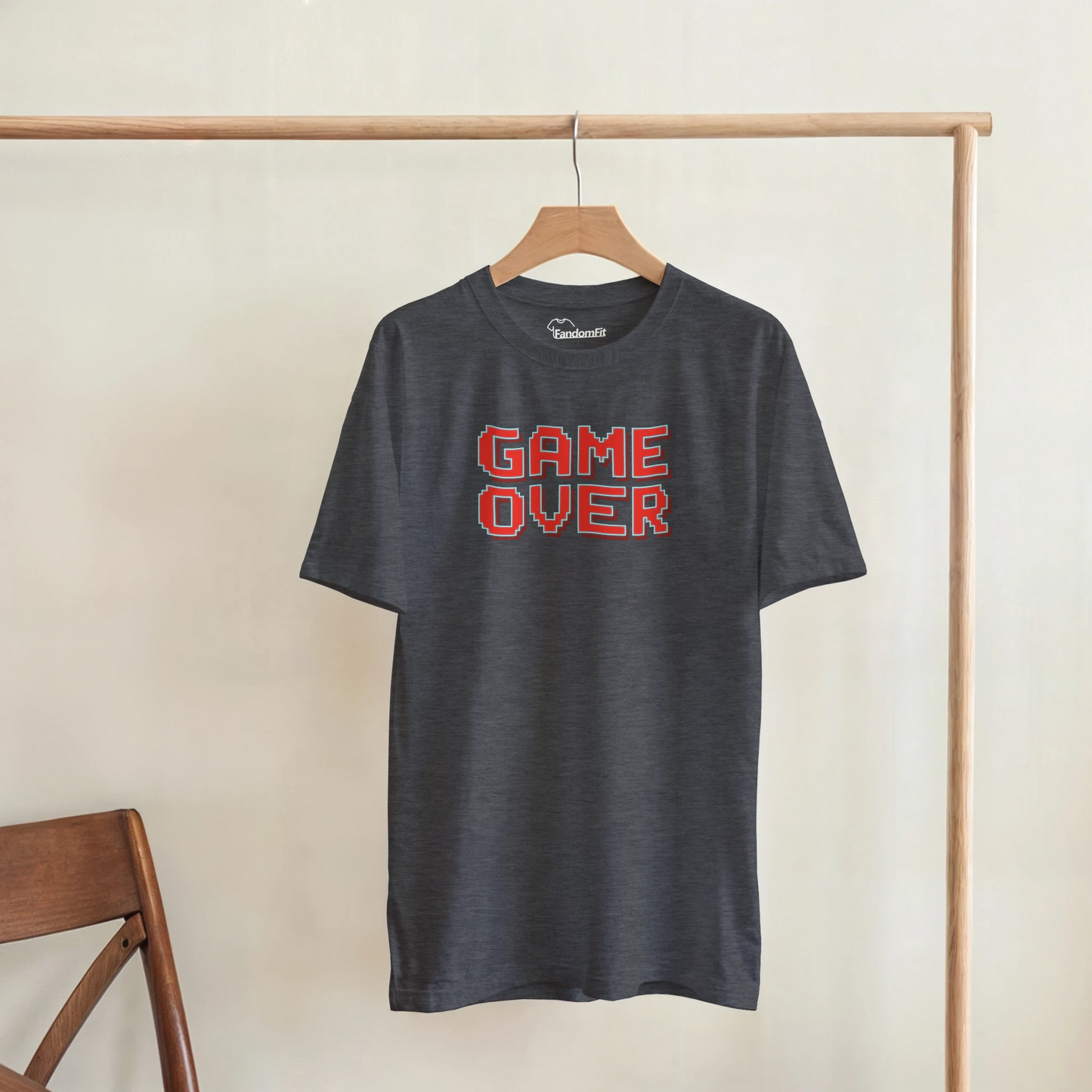 Camiseta gamer Game Over con estética pixel art y aire ochentero – FandomFit