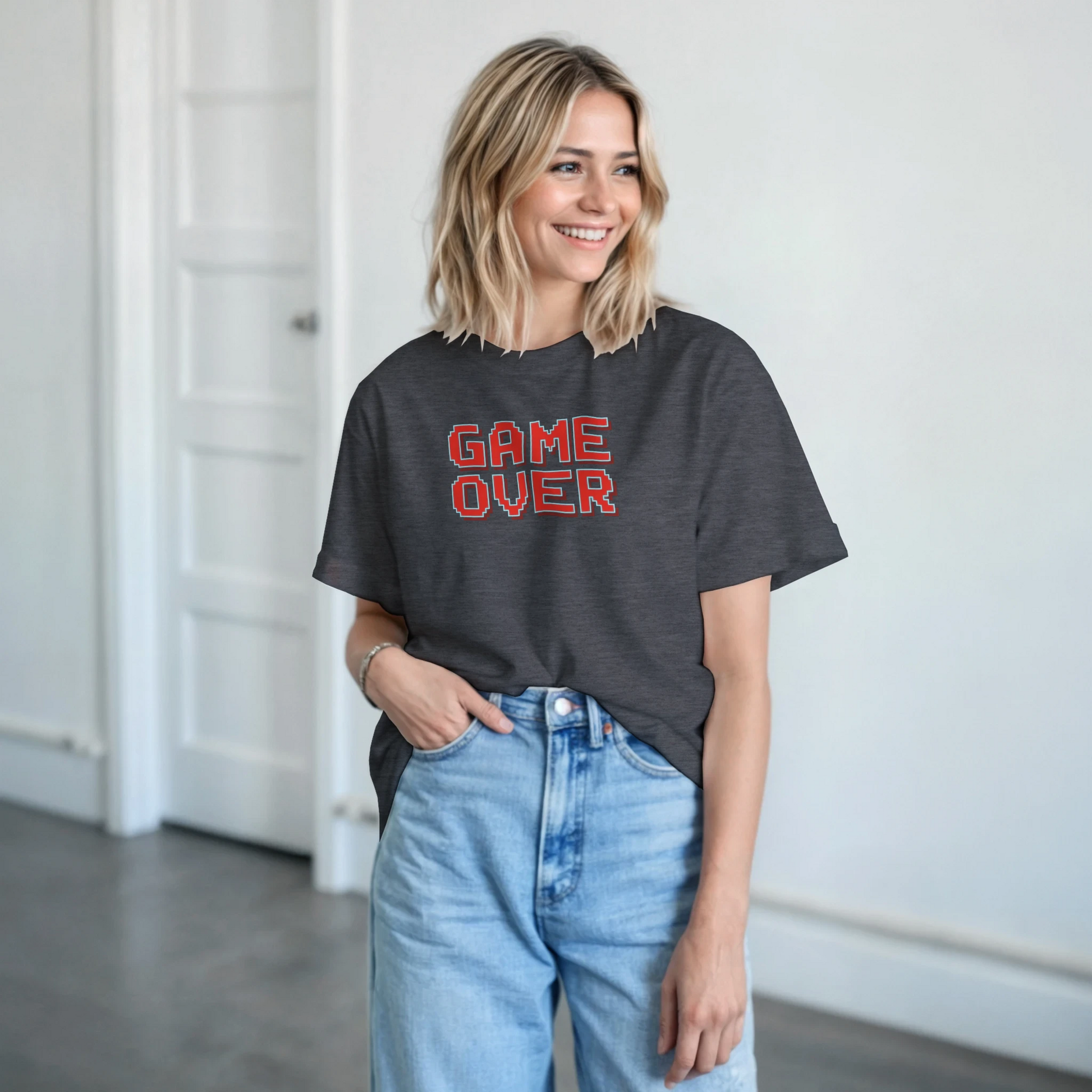 Look gamer con camiseta Game Over inspirada en videojuegos clásicos – FandomFit