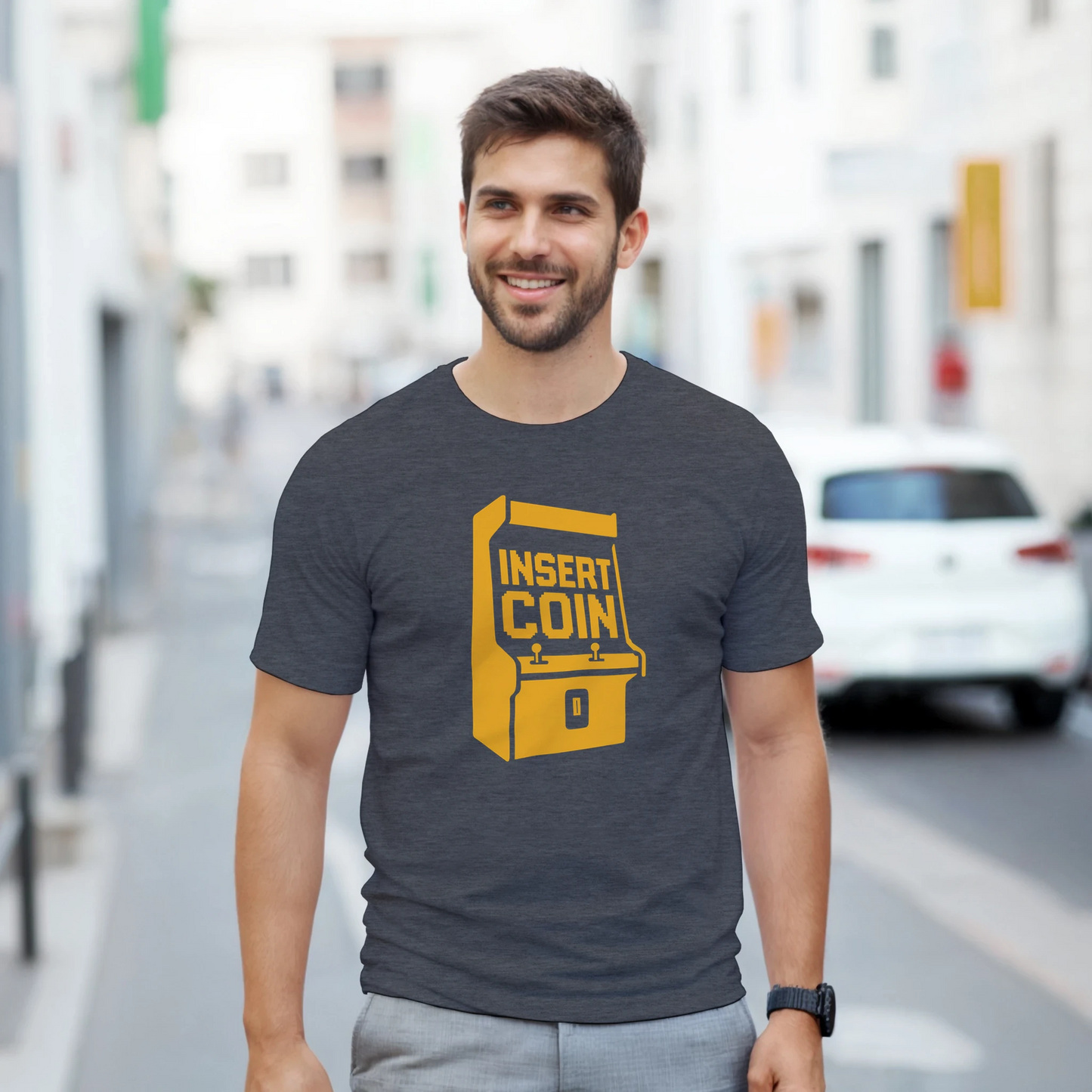 Outfit con camiseta Insert Coin de videojuegos clásicos – FandomFit