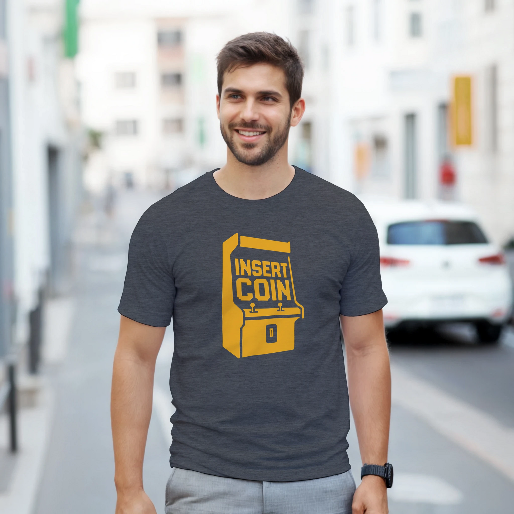 Outfit con camiseta Insert Coin de videojuegos clásicos – FandomFit