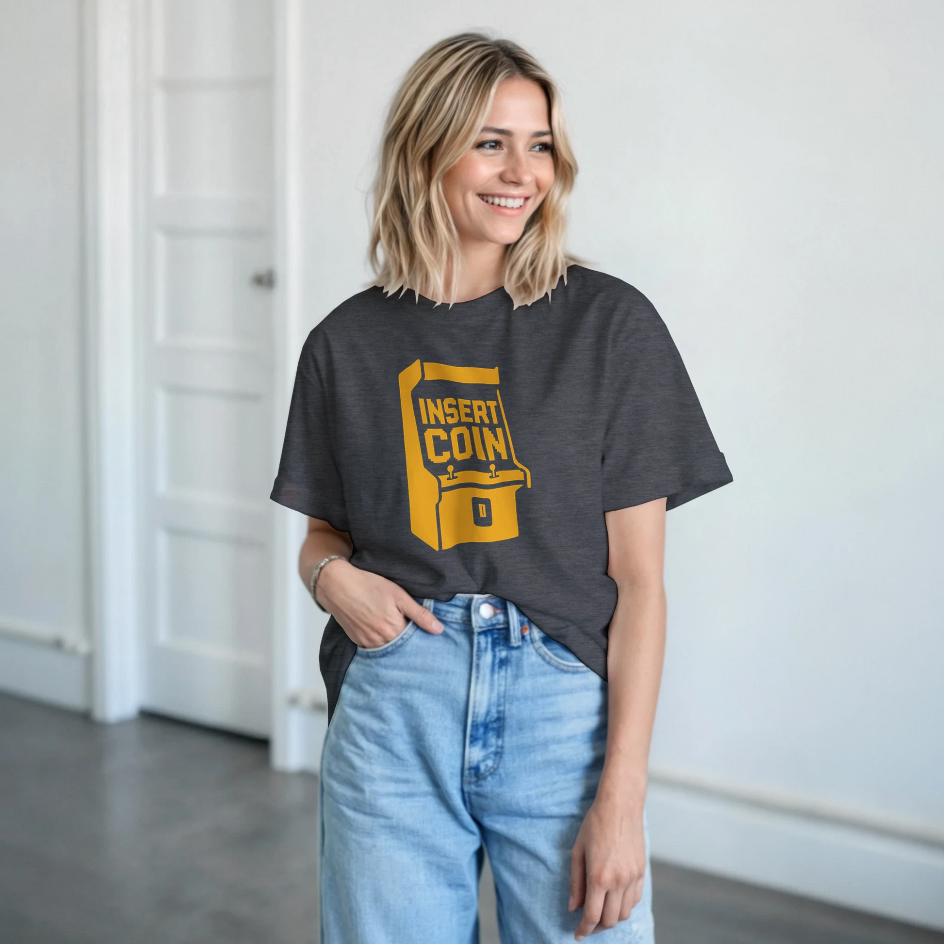 Look gamer con camiseta Insert Coin inspirada en recreativas vintage – FandomFit