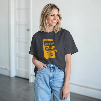 Look gamer con camiseta Insert Coin inspirada en recreativas vintage – FandomFit