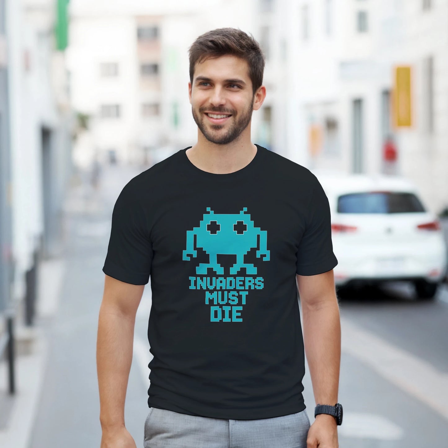 Look gamer con camiseta Invaders Must Die inspirada en videojuegos clásicos – FandomFit