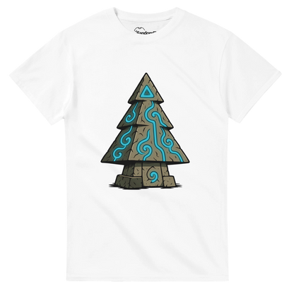Detalle del estampado del Árbol de Runas Ancestrales, líneas de energía azul talladas en piedra sobre camiseta friki navideña