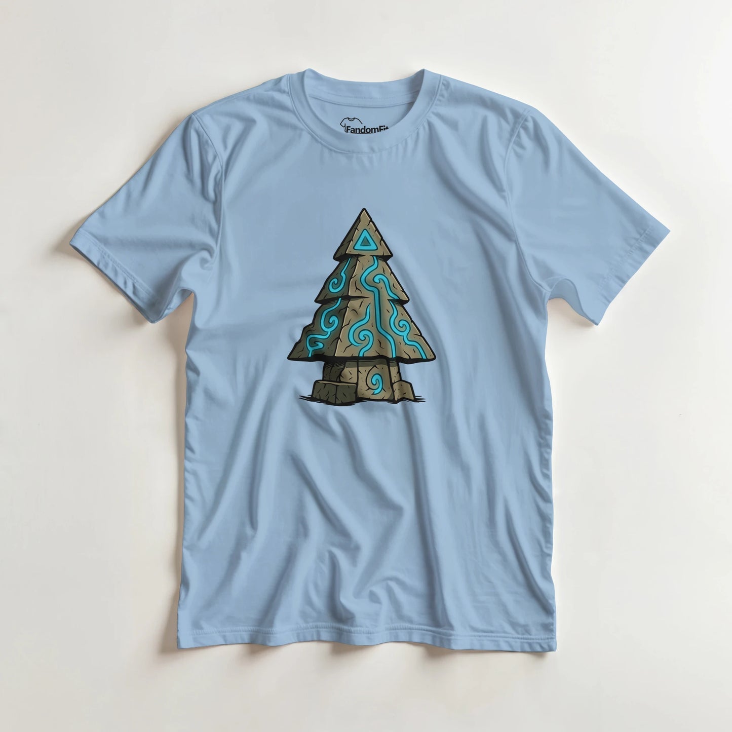 Primer plano de las runas azules del Árbol de Runas Ancestrales en camiseta friki navideña negra