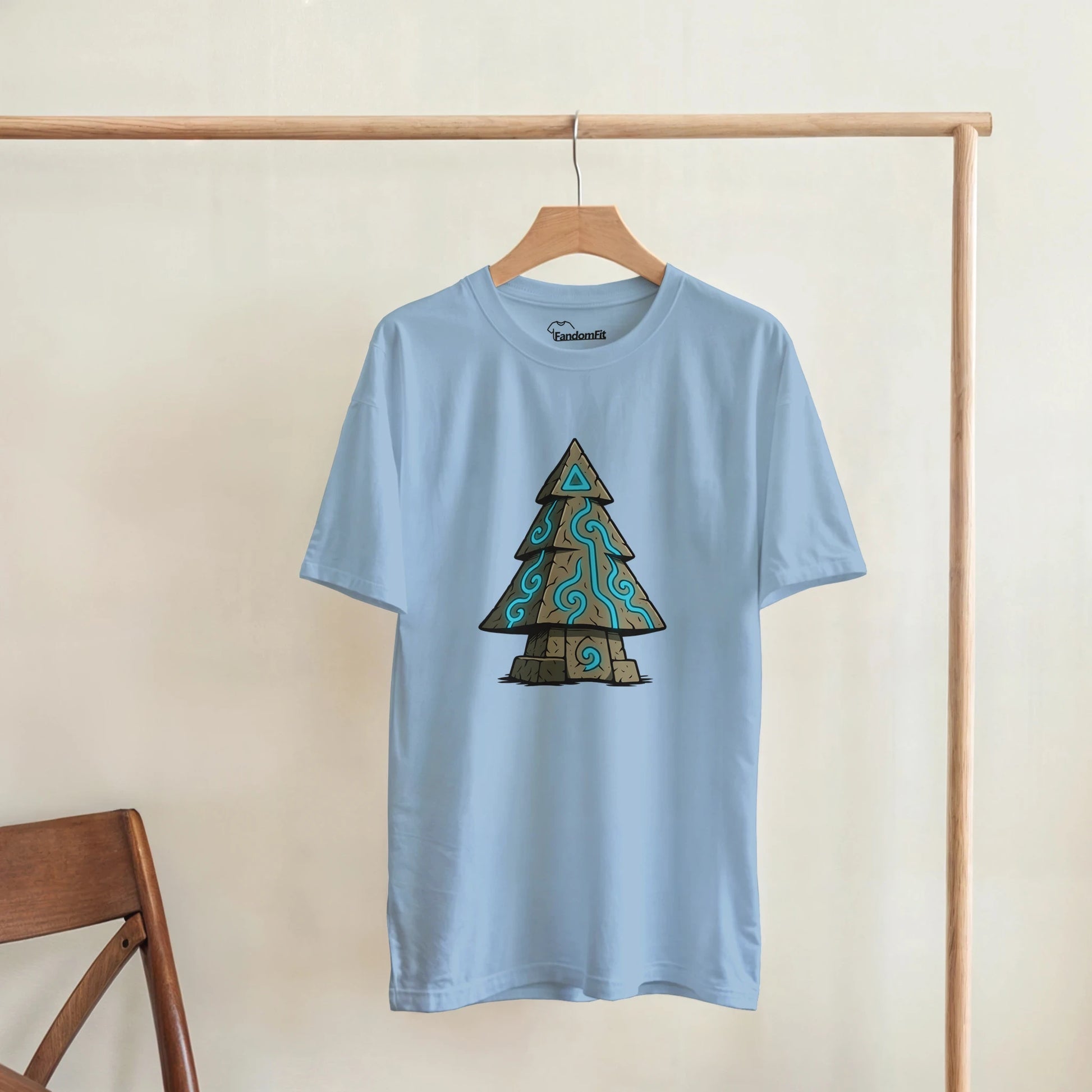 Camiseta Árbol de Runas Ancestrales colgada en percha, abeto rúnico azul en estilo mágico navideño