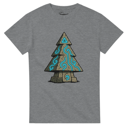 Vista en perspectiva de la camiseta Árbol de Runas Ancestrales, abeto rúnico azul sobre fondo oscuro