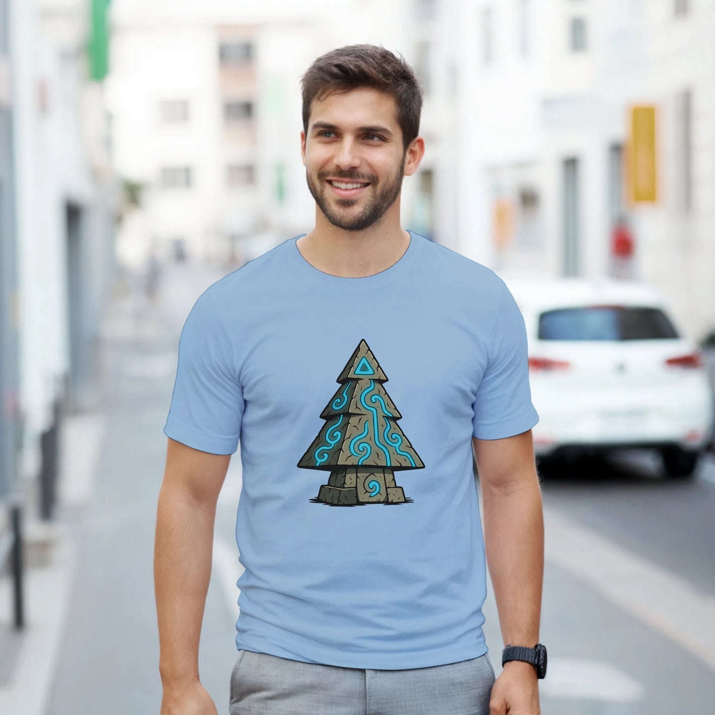 Detalle del torso de modelo con camiseta Árbol de Runas Ancestrales, runas azules brillantes sobre fondo negro