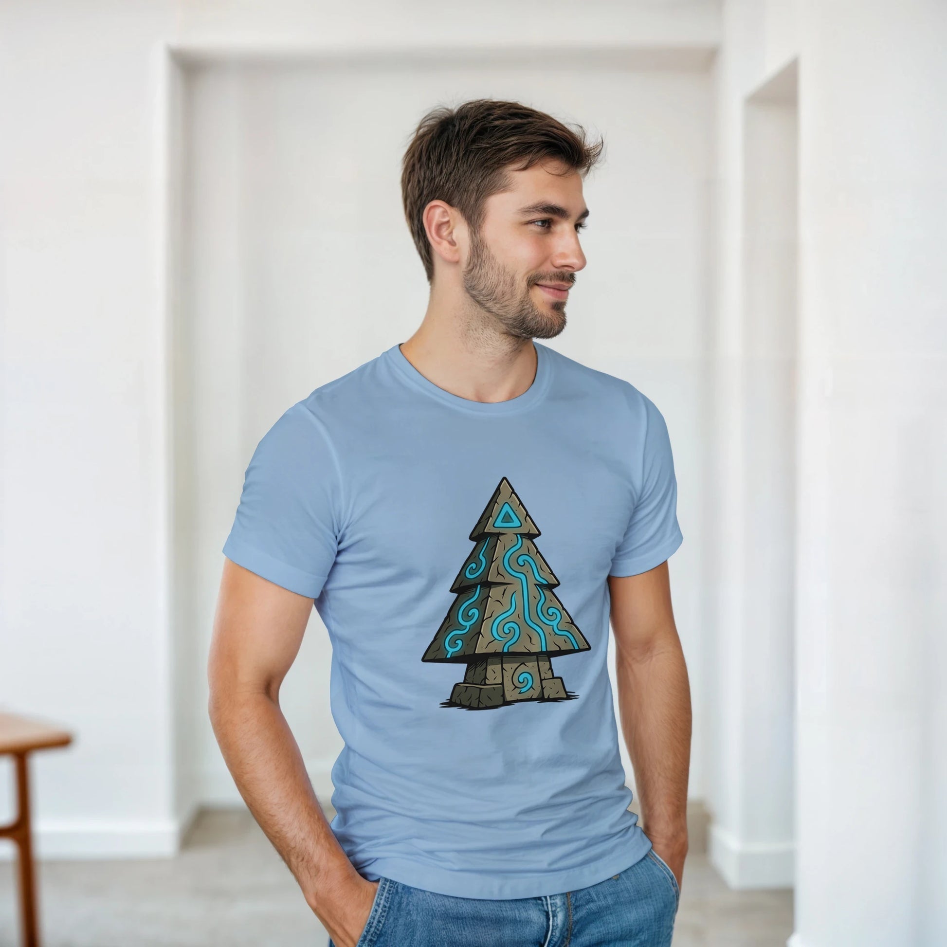 Modelo hombre con camiseta friki navideña Árbol de Runas Ancestrales, abeto de piedra con runas azules en el centro