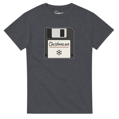 Camiseta navideña friki Christmas.exe en vista frontal con diseño de disquete retro y copos pixelados