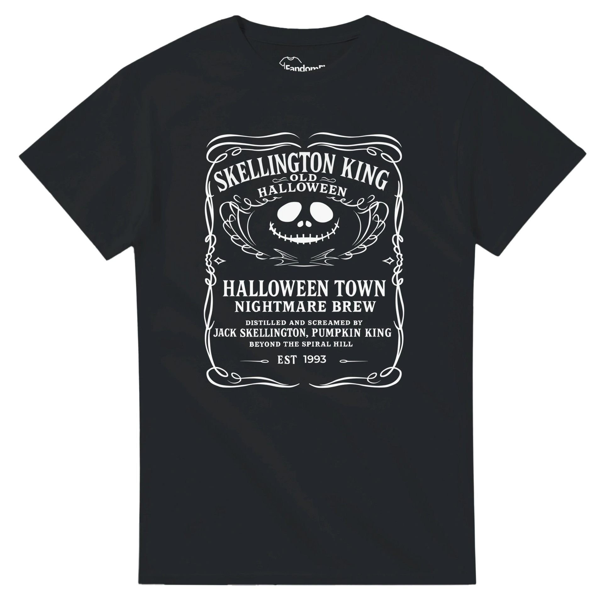 Camiseta friki navideña Halloween Brew Edition negra, diseño de etiqueta vintage esquelética, vista frontal sobre fondo oscuro – FandomFit