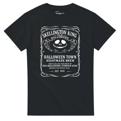 Camiseta friki navideña Halloween Brew Edition negra, diseño de etiqueta vintage esquelética, vista frontal sobre fondo oscuro – FandomFit