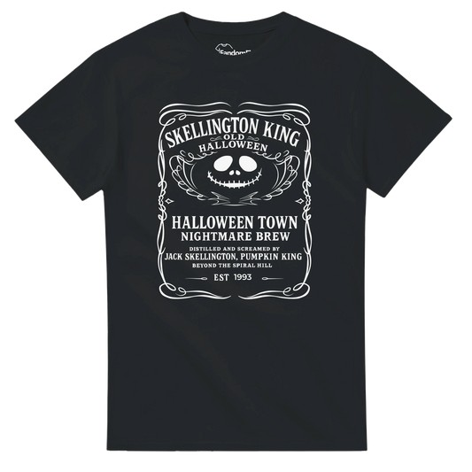 Camiseta friki navideña Halloween Brew Edition negra, diseño de etiqueta vintage esquelética, vista frontal sobre fondo oscuro – FandomFit
