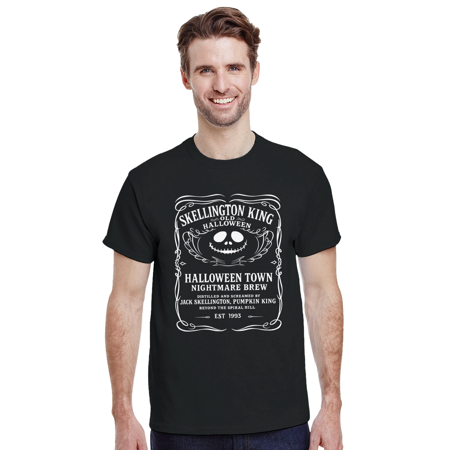 Detalle del torso de modelo con camiseta friki navideña Halloween Brew Edition, se aprecia la etiqueta vintage completa